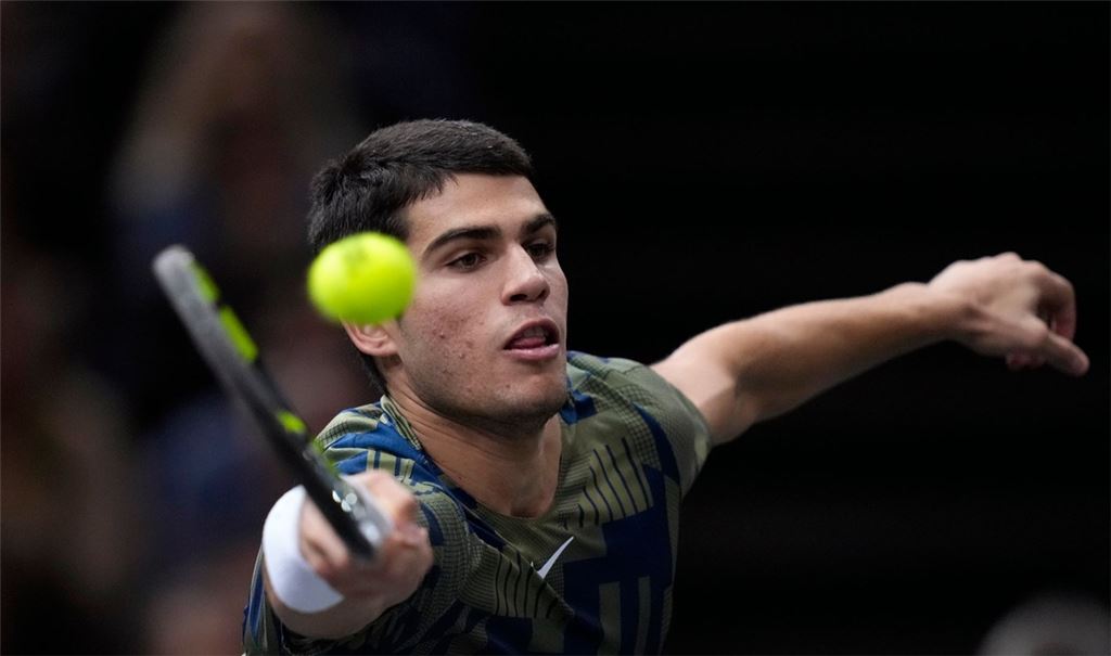 Carlos Alcaraz musste in Paris verletzt aufgeben.