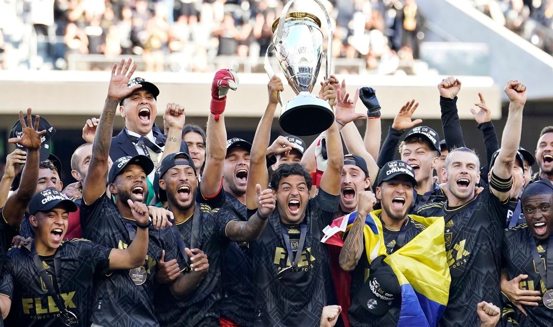 Carlos Vela vom Los Angeles FC hebt den Pokal zusammen mit seinen Mannschaftskameraden in die Höhe.