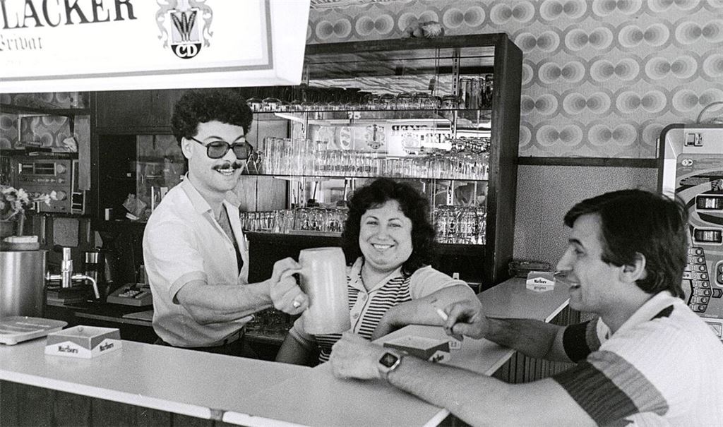 Carmelo Vaccaro (links) und seine Frau übernahmen 1984 die Pizzeria „Löwen“ in der Nachbarschaft des Kinos. Rechts Vorbesitzer Tomaso Abruzese, der zurück nach Italien ging. Vaccaro war wie viele Italiener ein ständiger Gast bei den italienischen Filmvorführungen.