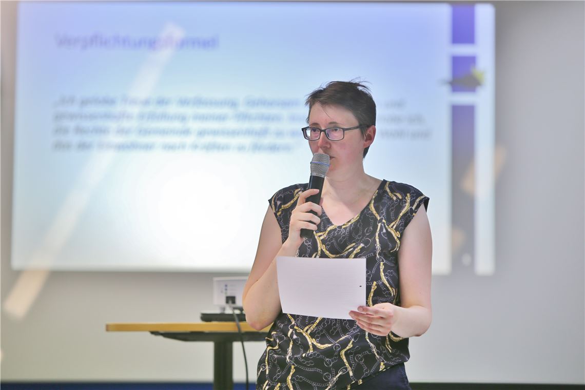 910_0008_177070_lh_Carmen_Schneider_Erste_Sitzung_Sterne