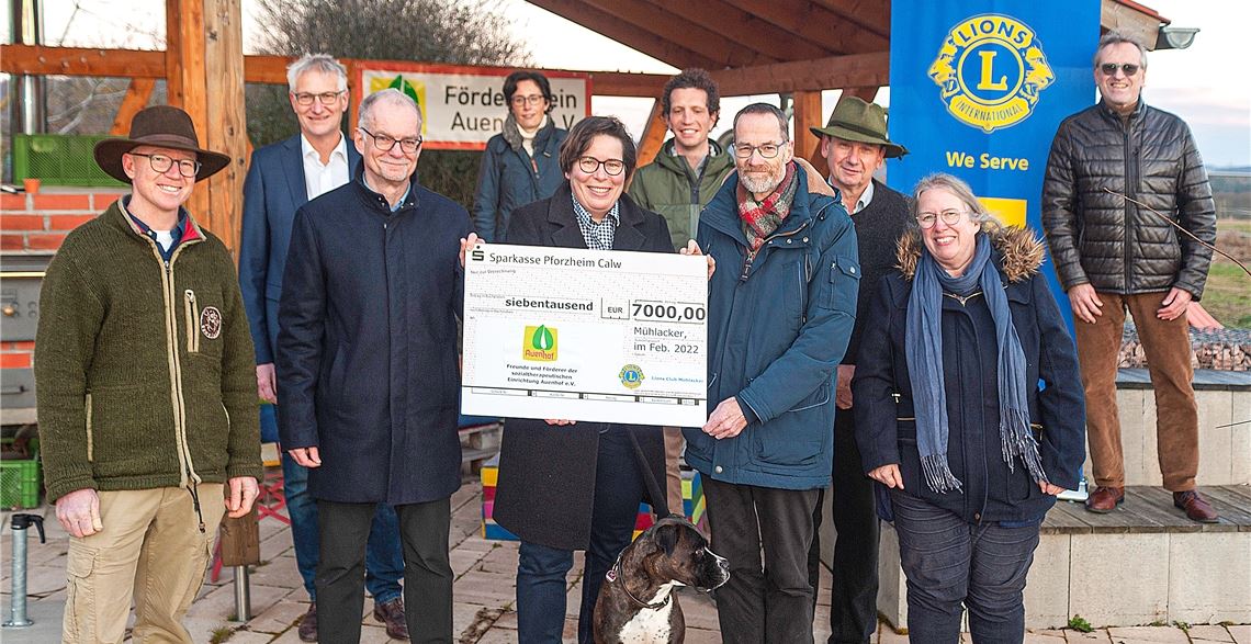 Carola Sieg, Präsidentin des Lions Clubs Mühlacker (vorn Mitte), überreicht die Spende an Barbara Mierzwa, die Vorsitzende des Trägervereins des Auenhofs, Geschäftsführer Stefan Finscher (Geschäftsführer Auenhof, von re.) und Rainer Ilg (2. v. li.). Foto: Fotomoment