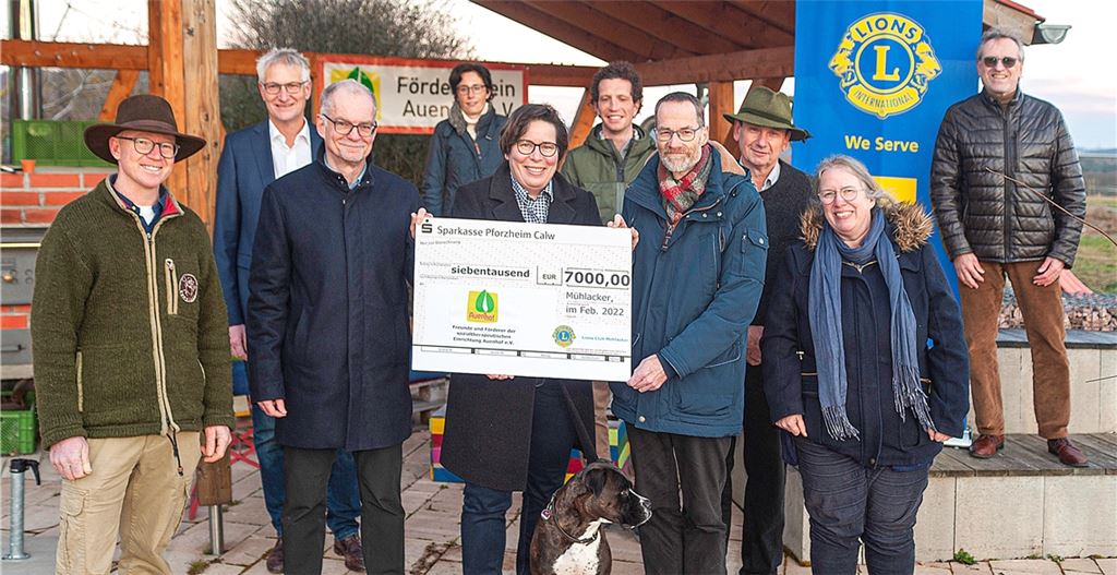 Carola Sieg, Präsidentin des Lions Clubs Mühlacker (vorn Mitte), überreicht die Spende an Barbara Mierzwa, die Vorsitzende des Trägervereins des Auenhofs, Geschäftsführer Stefan Finscher (Geschäftsführer Auenhof, von re.) und Rainer Ilg (2. v. li.). Foto: Fotomoment