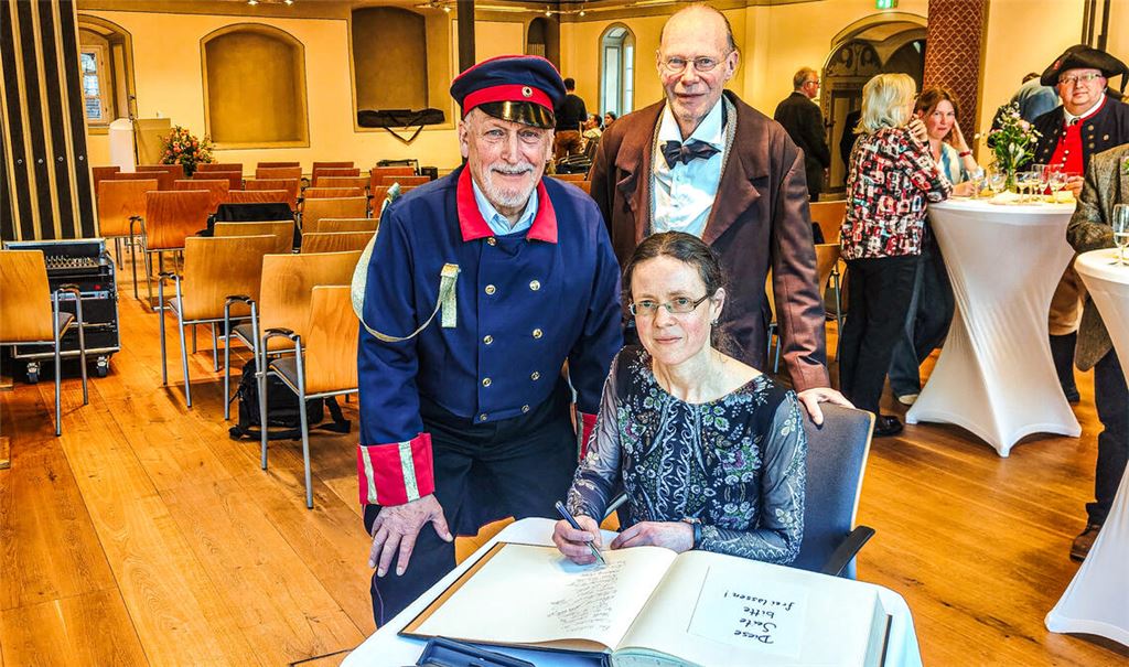 Carolin Becker, Rainer Wallinger (li.) und Manfred Rapp werden für ihr Engagement ausgezeichnet – und dürfen sich ins goldene Buch der Stadt Weinheim eintragen. Foto: Deeg