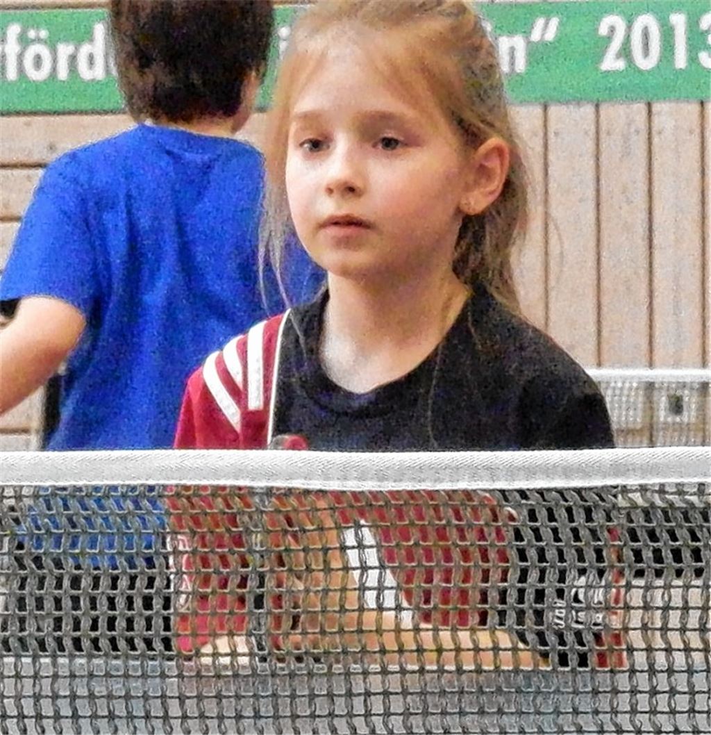 Carolin Hardung erwartet konzentriert den Aufschlag ihrer Gegnerin.