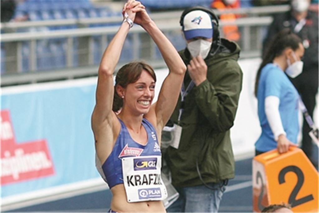 Carolina Krafzik kann bei der Deutschen Meisterschaft in Braunschweig nach dem Zieleinlauf im Finale ihre Riesenfreude über die neue persönliche Bestzeit nicht verbergen. Foto: Görlitz
