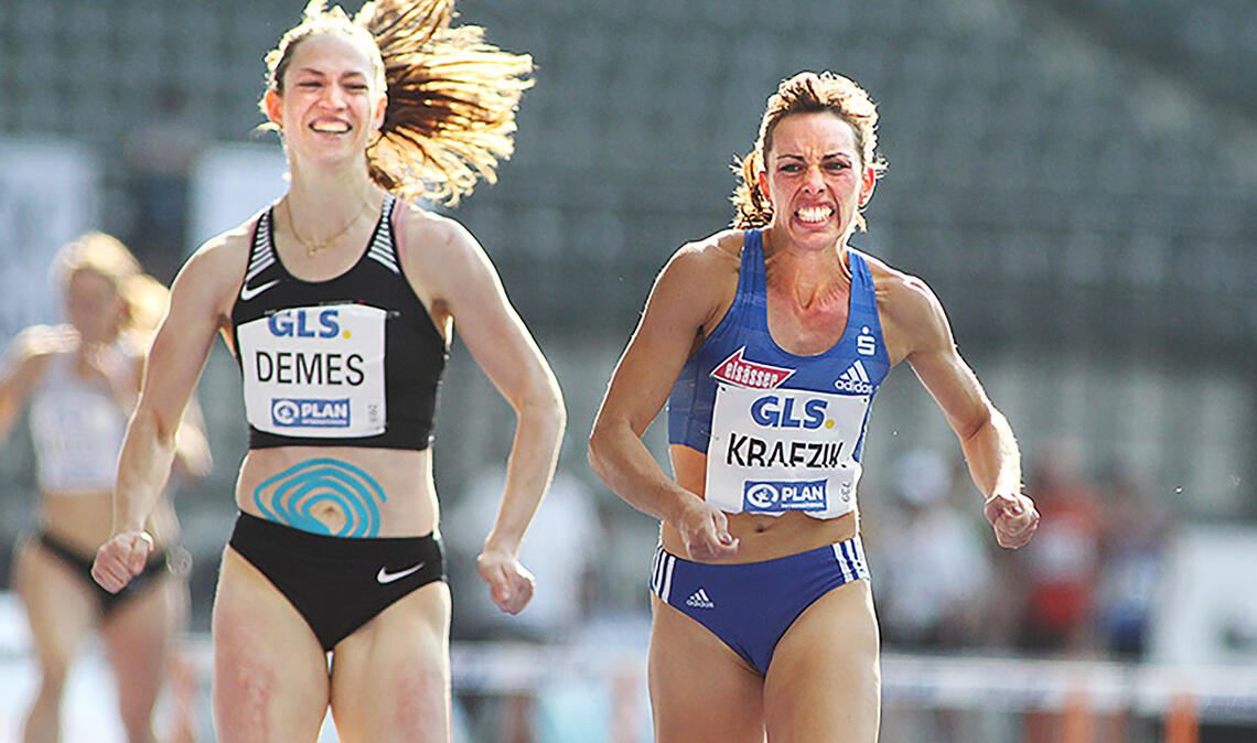 Carolina Krafzik (re.) hat in den Faschingsferien noch einmal hart für den Auftritt am Sonntag bei der DM gearbeitet. Foto: Archiv/Ralf Görlitz