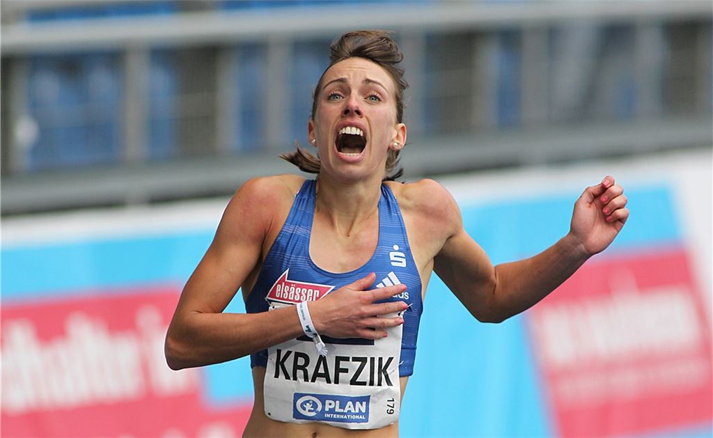 Carolina Krafzik spurtet bei der DM als Erste ins Ziel und freut sich darüber, dass sie die Olympia-Norm geknackt hat.Foto: Görlitz