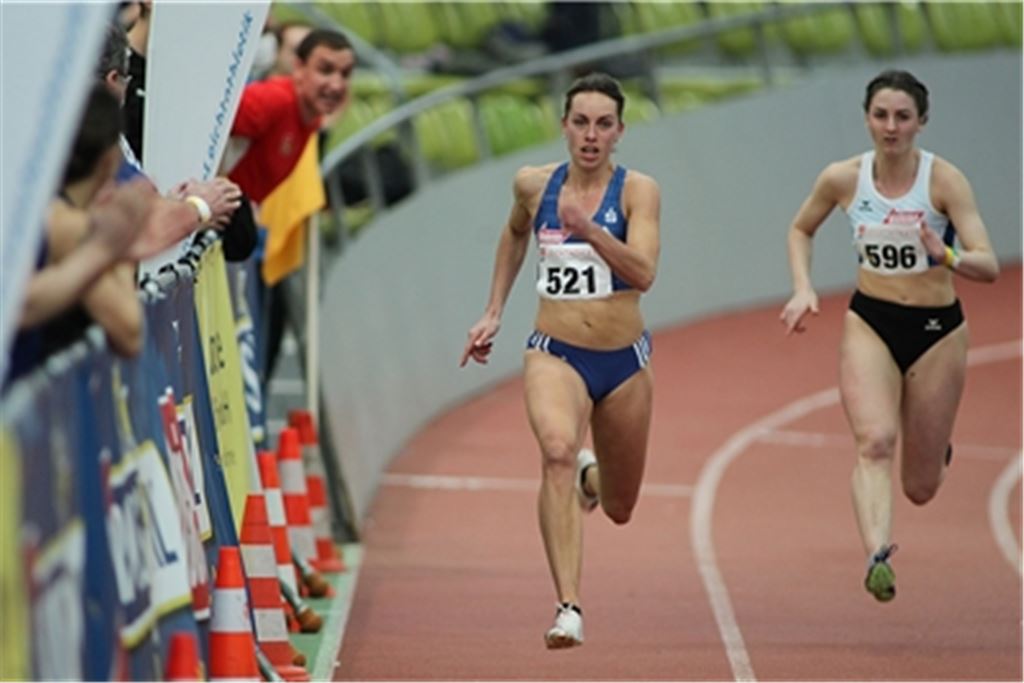 Carolina Krafzik spurtet im Sindelfinger Glaspalast auf der 200-Meter-Strecke zum Landestitel und lässt dabei Elisa Lechleitner und Pia Ringhoffer (re.) hinter sich. Foto: Görlitz