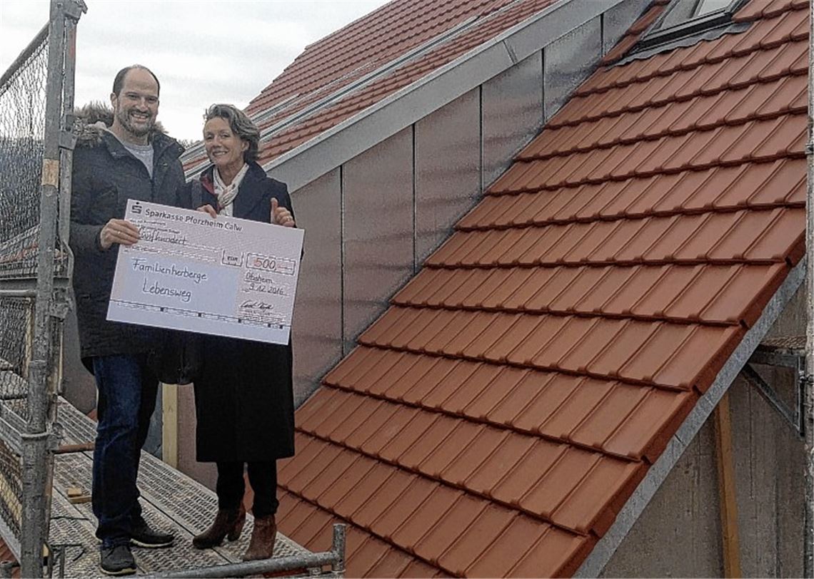 Krimiautor spendet für die Familienherberge