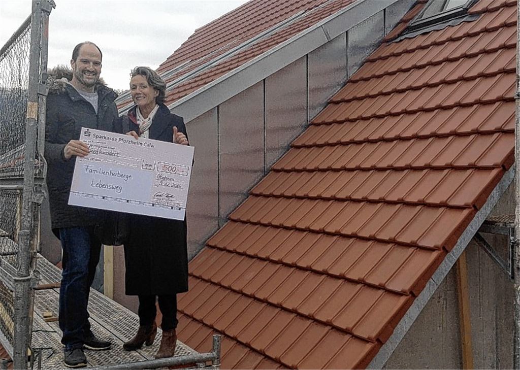 Krimiautor spendet für die Familienherberge