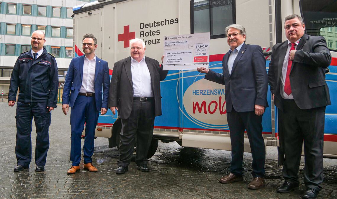 Carsten Sorg, Peter Boch, Hans Neuweiler, Wolfgang Kramer und Herbert Mann (v.li.) stellen das „Herzenswunschmobil“ vor, das in etwa vier Wochen in Betrieb genommen werden soll – finanziell unterstützt durch eine Großspende der Sparkasse. Foto: Friedrich