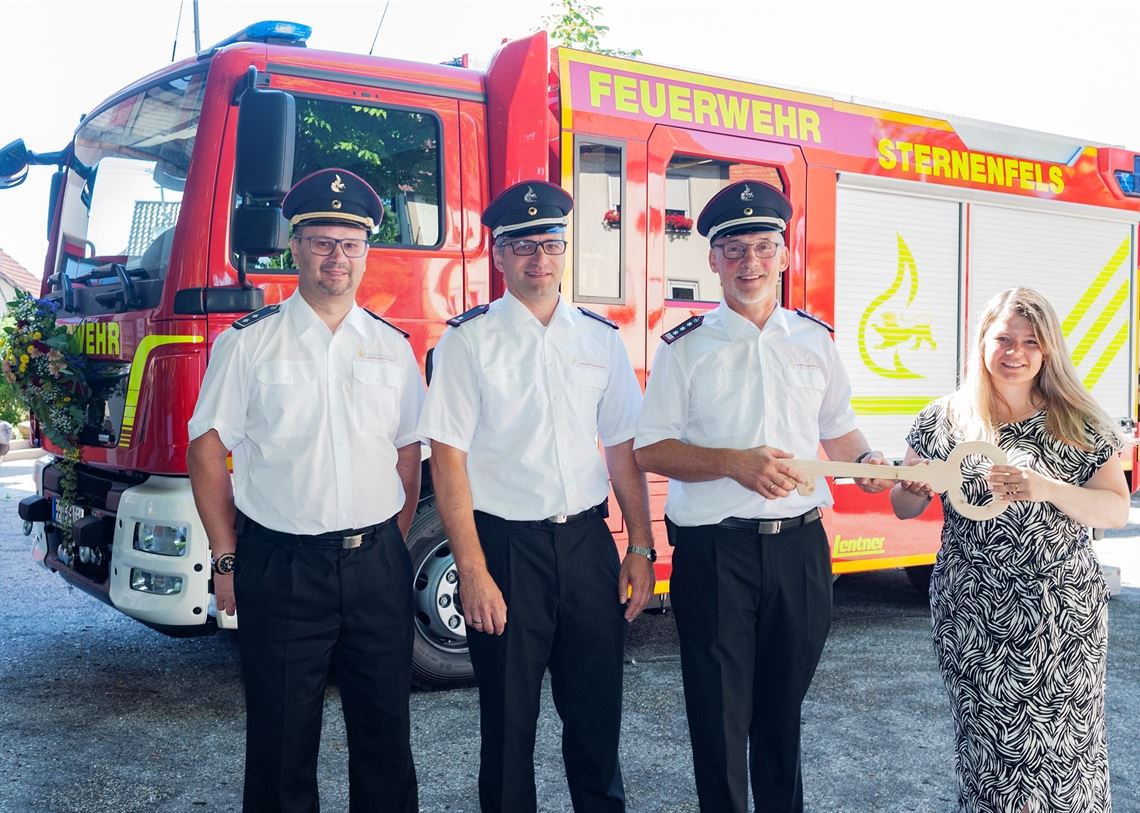 Carsten Sorg (v.li), Diefenbachs Abteilungskommandant Markus Härter, Kommandant Klaus Riekert und Bürgermeistern Antonia Walch weihen das LF 10 ein.Foto: Fotomoment
