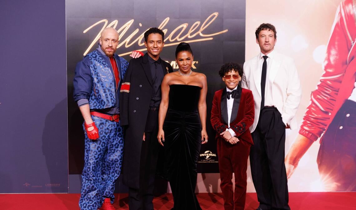 Cast-Mitglieder, darunter Jaafar Jackson (2. v. l.), kamen zur internationalen Premiere in Berlin. (Archivbild).