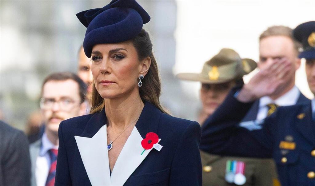 Catherine, Prinzessin von Wales, nimmt an einer Kranzniederlegung und einer Parade zum Gedenken an den Anzac Day am Kenotaph in Whitehall im Zentrum Londons teil.