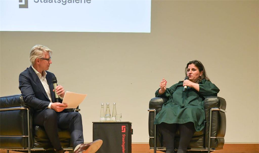 Çağla Ilk hat am Montagabend mit Nikolai B. Forstbauer über Kunst, Diskriminierung,  die Gesellschaft und ihre Arbeit in Baden-Baden und Venedig gesprochen.