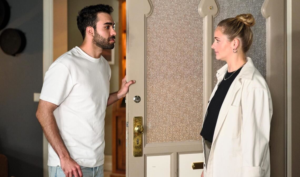 Cecilia (Carina Koller) überwindet sich dazu, Baris (Metehan Demiröz) um Hilfe zu bitten.