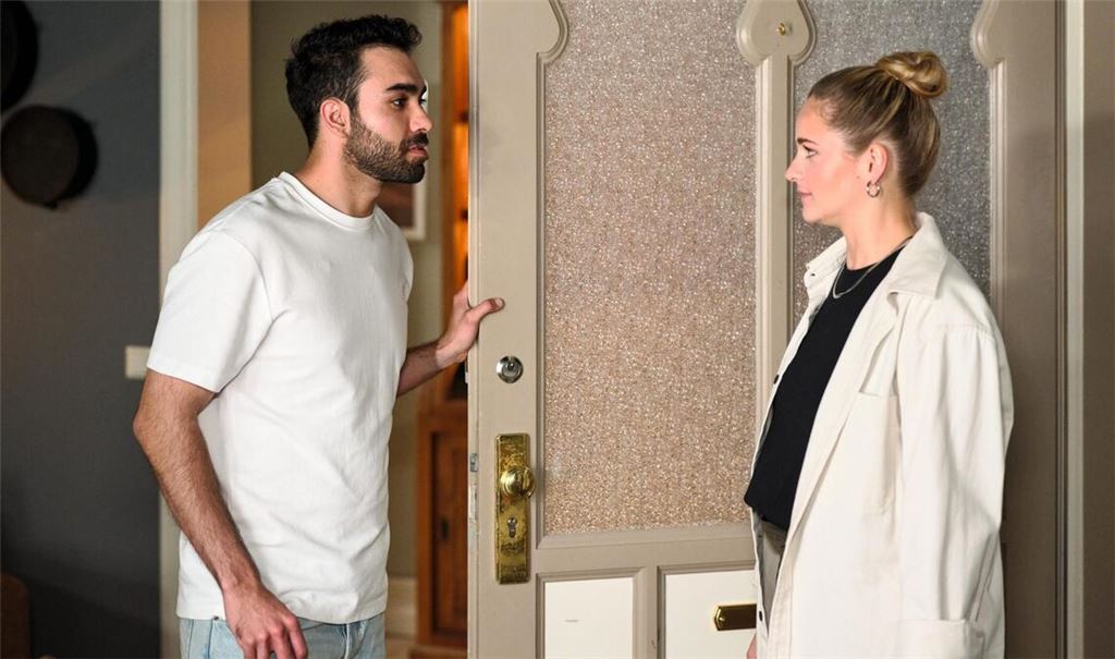 Cecilia (Carina Koller) überwindet sich dazu, Baris (Metehan Demiröz) um Hilfe zu bitten.