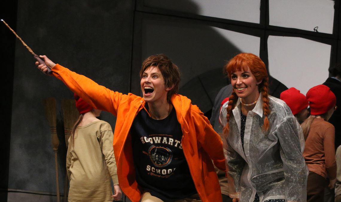 Cecilia Pastawski (Hänsel; li.) und Elisandra Melián (Gretel). Foto: Theater Pforzheim