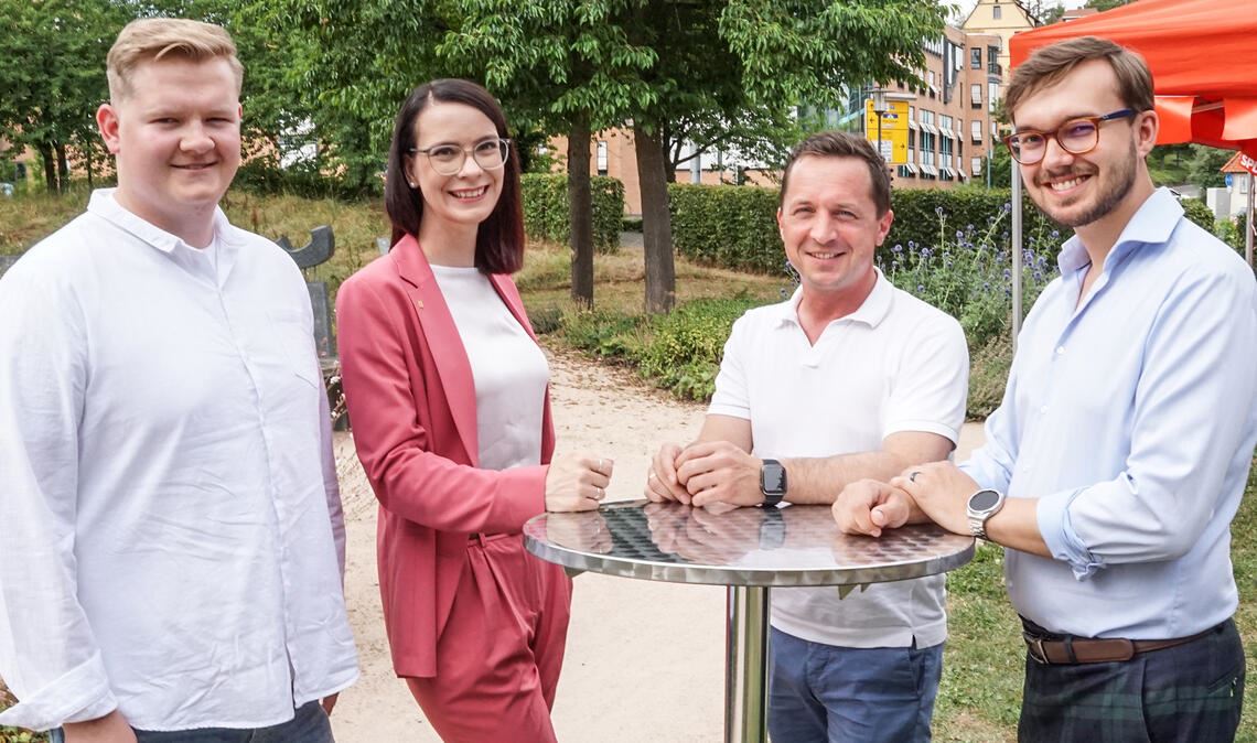 Cedric Klingel (v.li.), Vorsitzender des SPD-Ortsvereins Mühlacker, Annkathrin Wulff, SPD-Landtagskandidatin Pforzheim, Sascha Binder, Generalsekretär der SPD Baden-Württemberg, Michael Hofsäß, SPD-Landtagskandidat Enzkreis. Foto: Dr. Bastian