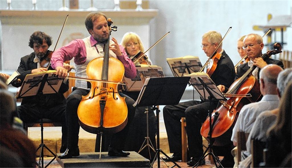 Cellist Petr Nouzovský beeindruckt gemeinsam mit dem Kammerorchester des Nationaltheaters Prag. Foto: Fotomoment