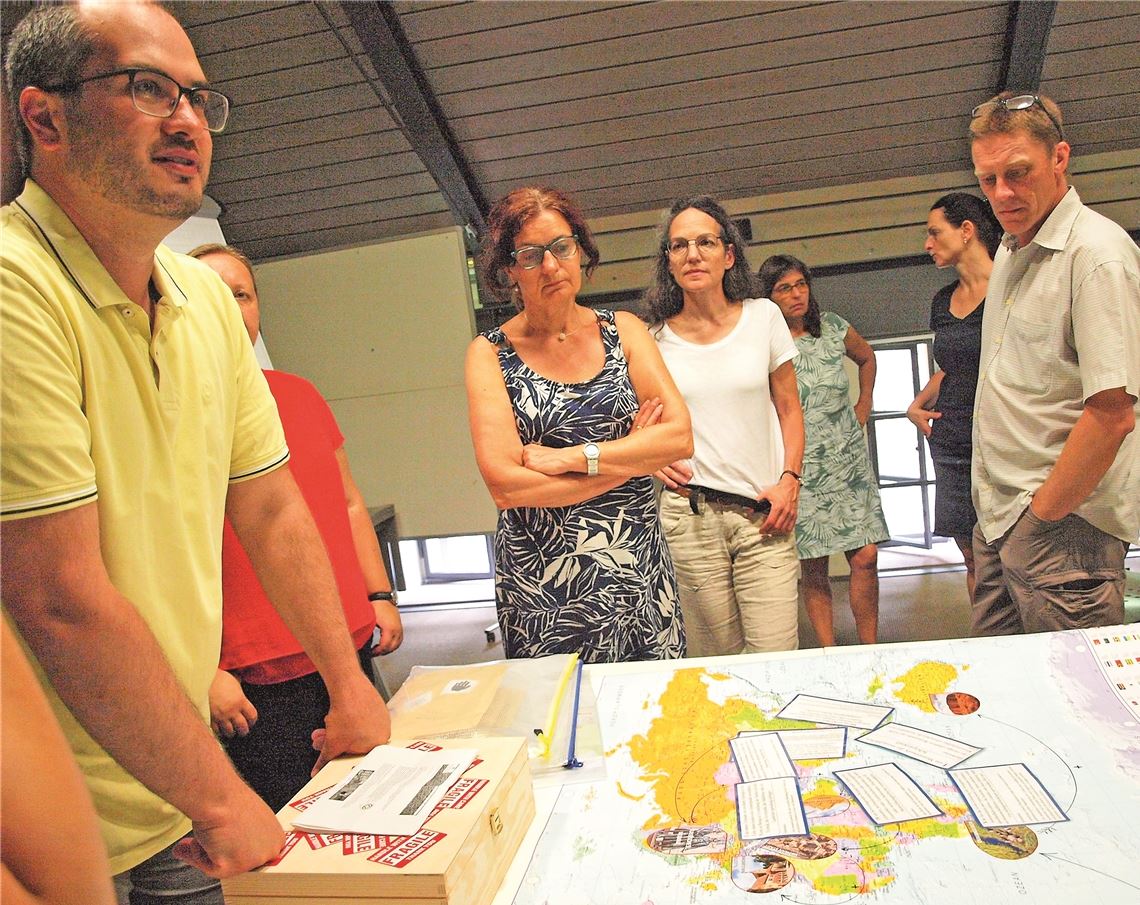 Cem Alaçam stellt ein spezielles Unesco-Schulprojekt in Form eines spannenden Spiels vor, das viele Schüler begeistern soll. Foto: Filitz