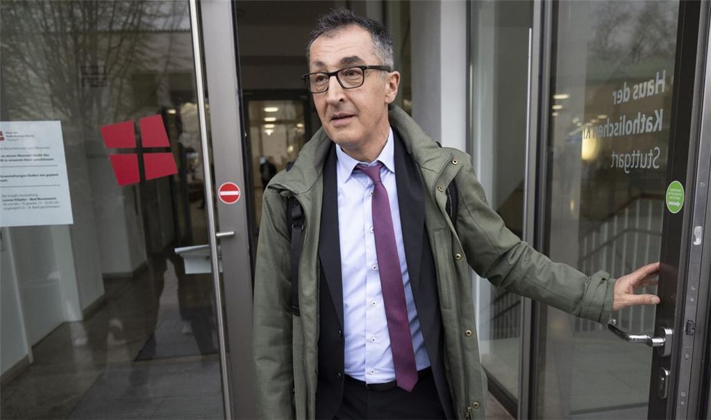 Cem Özdemir (Bündnis 90/Die Grünen), Spitzenkandidat der Grünen in Baden-Württemberg, geht aus dem Haus der katholischen Kirche. (Archivbild)