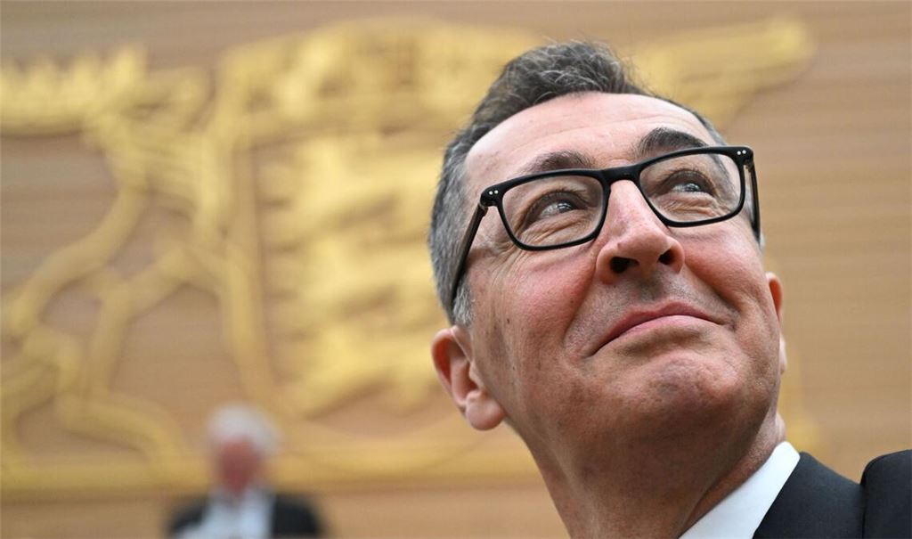 Cem Özdemir (Bündnis 90/Die Grünen), designierter Ministerpräsident von Baden-Württemberg, steht im Landtag.