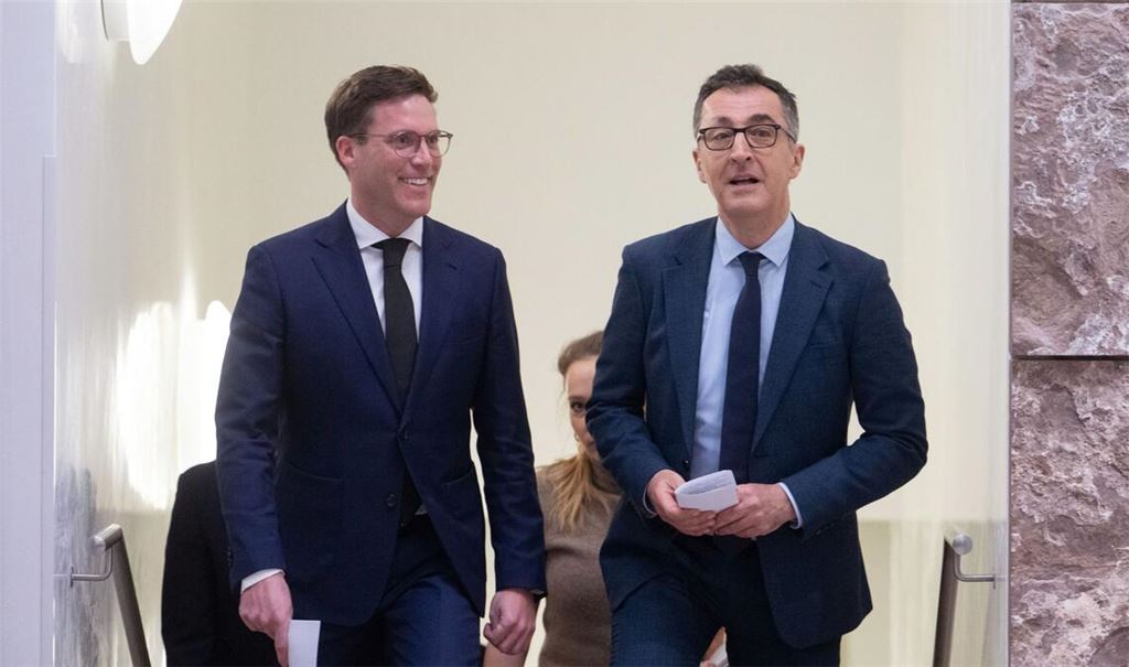 Cem Özdemir (Bündnis 90/Die Grünen, r) und Manuel Hagel (CDU). Zahlreiche Menschen im Südwesten wünschen sich Tempo bei der Regierungsbildung (Archivfoto).