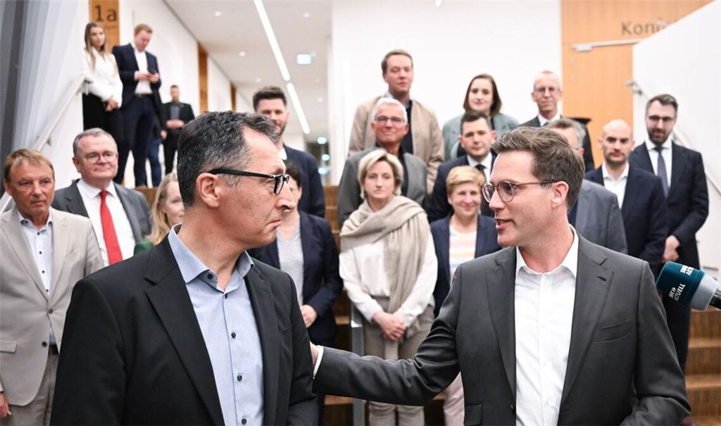 Cem Özdemir (Grüne) und Manuel Hagel (CDU) haben am Donnerstagabend noch bis kurz vor Mitternacht den Koalitionsvertrag verhandelt. Am Ende ging es wohl um Posten.