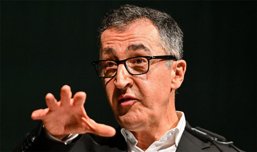 Cem Özdemir begrüßt die Idee eines Social-Media-Verbots für Kinder und Jugendliche unter 16 Jahren.