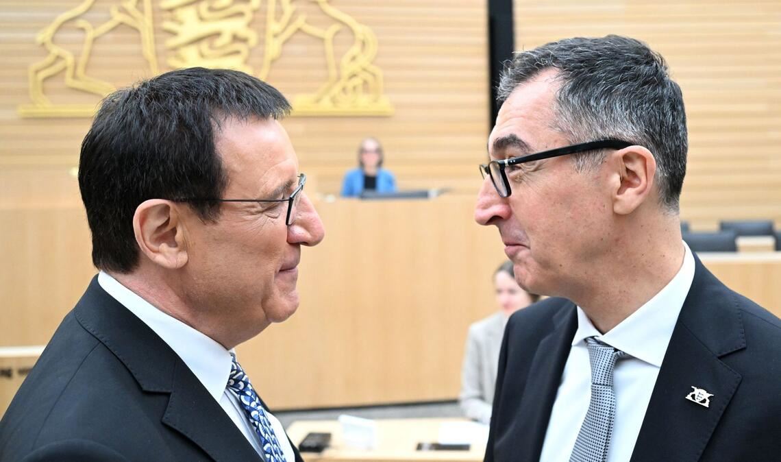 Cem Özdemir designierter Ministerpräsident von Baden-Württemberg, spricht mit Wolfgang Reinhart (CDU), Alterspräsident.