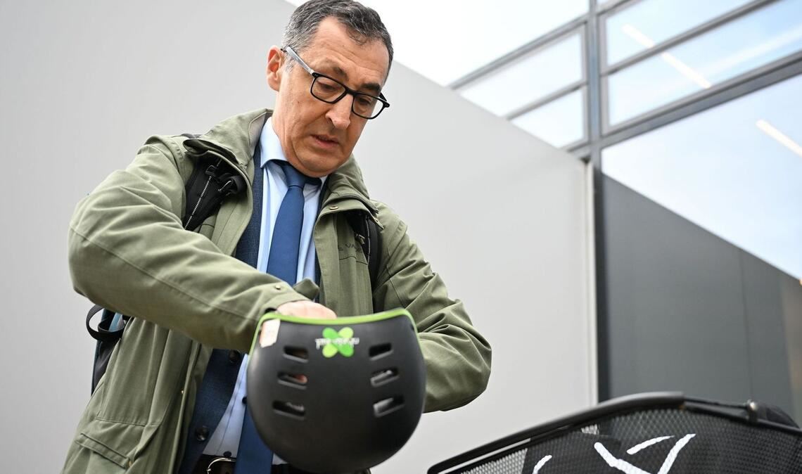 Cem Özdemir fährt gern Fahrrad. Als neuer Ministerpräsident wird er auch mit dem Dienstwagen zu Terminen fahren. Nun steht fest, welches Modell es sein wird.