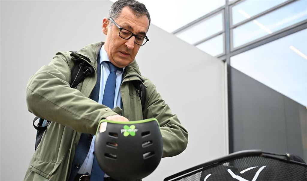 Cem Özdemir fährt gern Fahrrad. Als neuer Ministerpräsident wird er auch mit dem Dienstwagen zu Terminen fahren. Nun steht fest, welches Modell es sein wird.