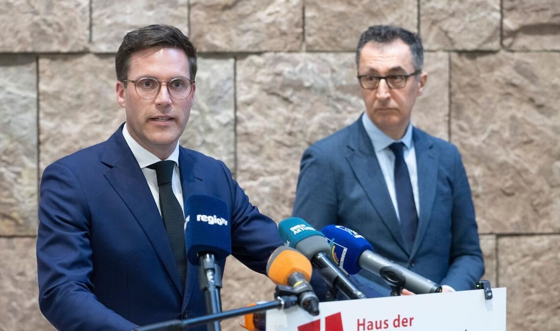 Cem Özdemir hört konzentriert  zu, wenn sein Verhandlungspartner Manuel Hagel (CDU, vorne) spricht.