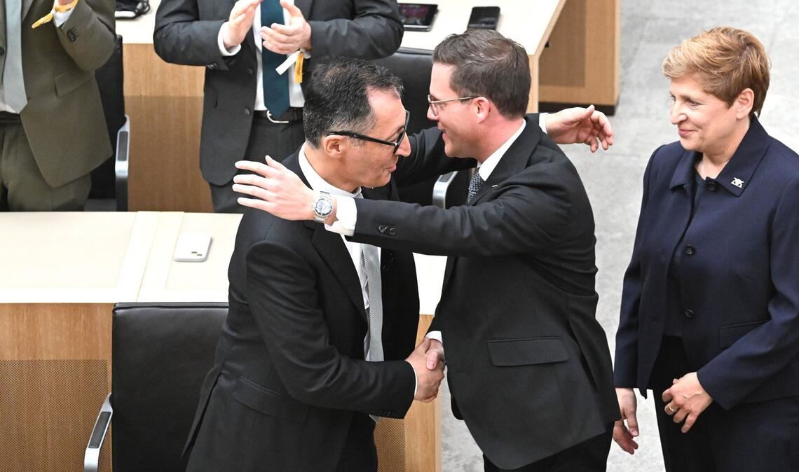 Cem Özdemir (links) ist der neue Ministerpräsident von Baden-Württemberg und nimmt die Gratulation von Manuel Hagel entgegen.