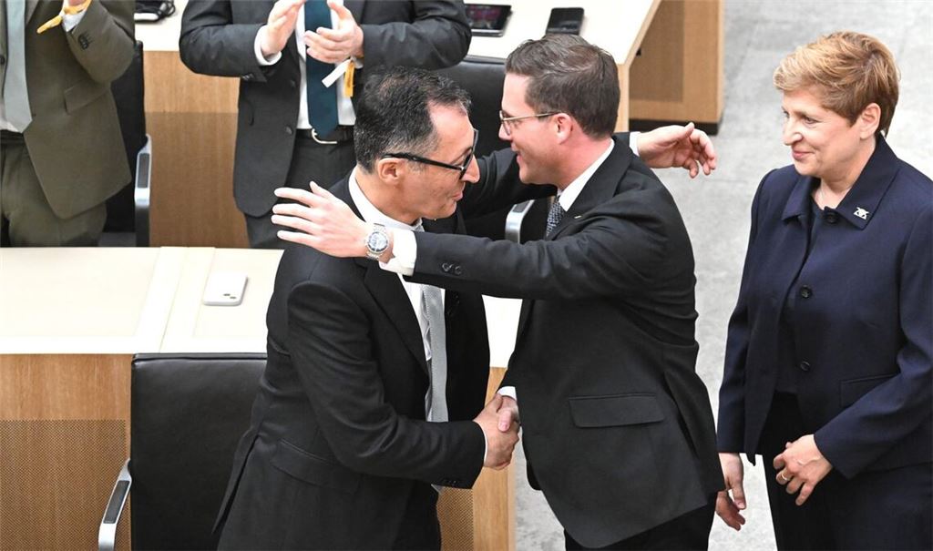 Cem Özdemir (links) ist der neue Ministerpräsident von Baden-Württemberg und nimmt die Gratulation von Manuel Hagel entgegen.