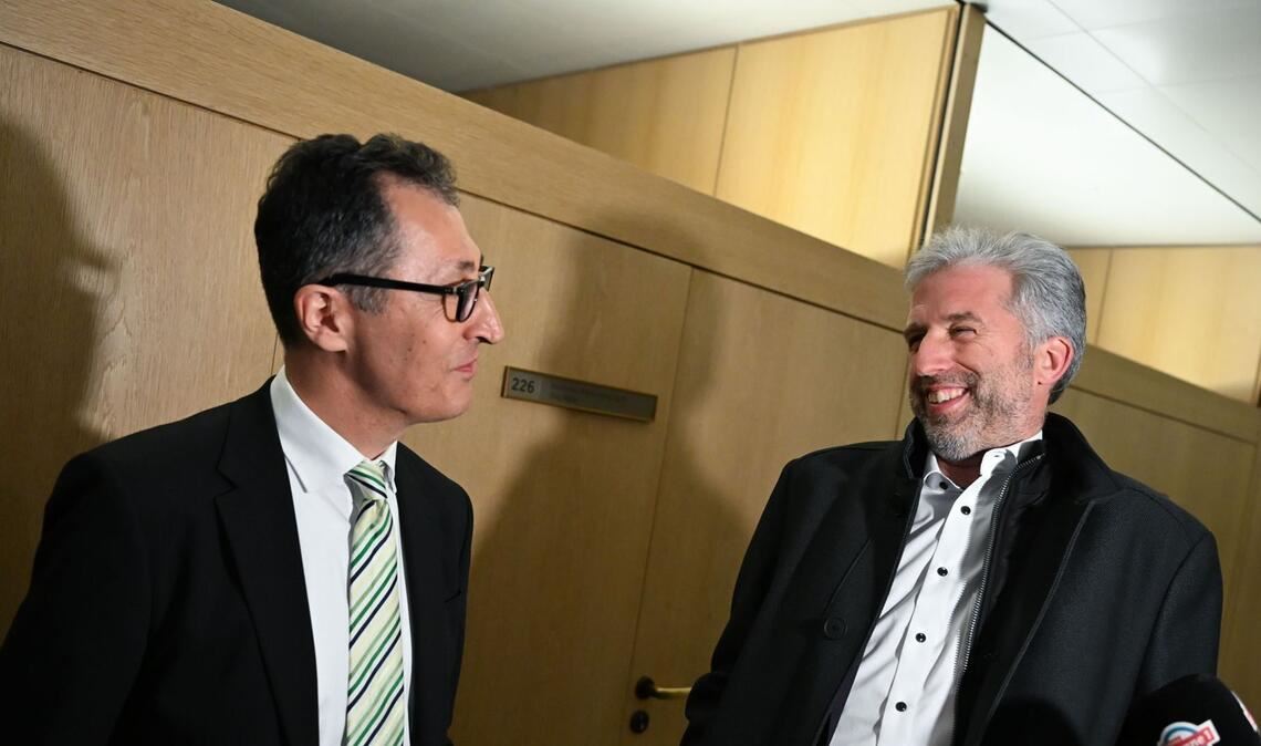 Cem Özdemir (links) und Boris Palmer am Wahlabend im Landtag in Stuttgart. Schon da suchte der Tübinger OB die Nähe zum Ministerpräsidenten.