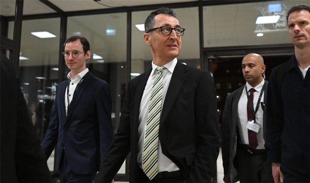 Cem Özdemir mit grün-weiß-gestreifter Krawatte am Wahlabend.