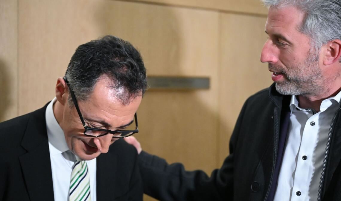 Cem Özdemir  und Boris Palmer, Oberbürgermeister von Tübingen, unterhalten sich nach der Landtagswahl (Archivbild).