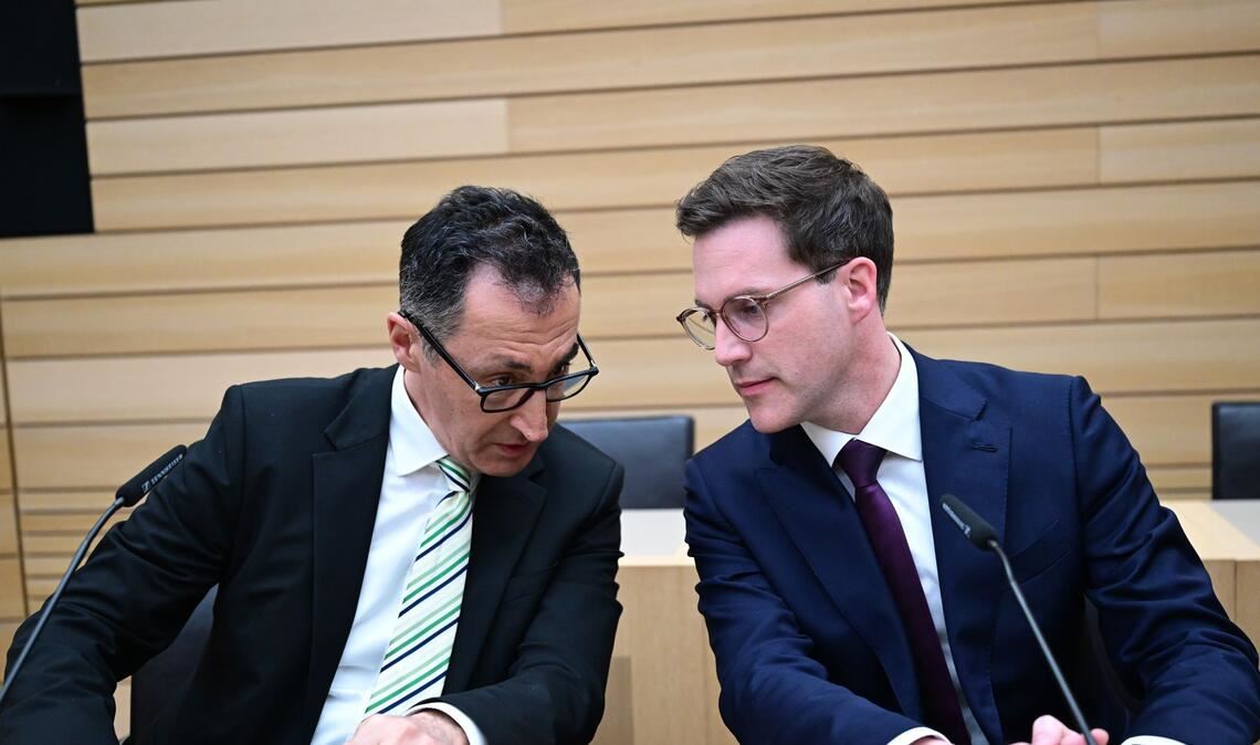 Cem Özdemir und Manuel Hagel (r.) müssen mit einem sehr ungewöhnlichen Wahlausgang  klar kommen.