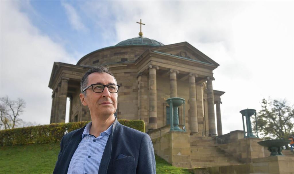 Cem Özdemir wenige Tage nach Bekanntgabe seiner Kandidatur vor der Württembergischen Grabkapelle.