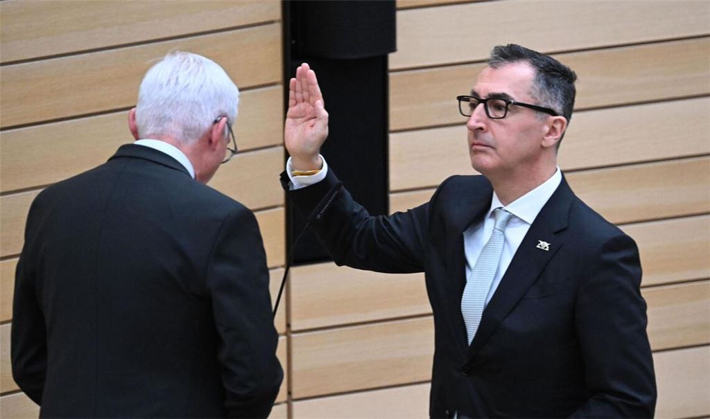 Cem Özdemir wird vereidigt.
