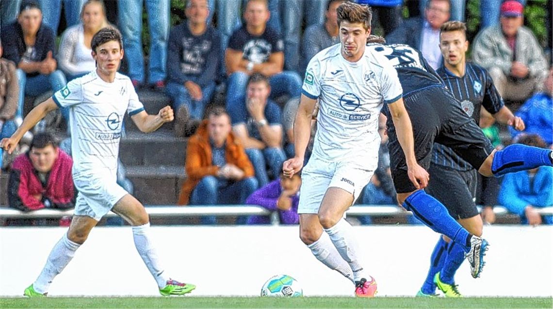 CfR-Spieler Fabian Kuhn (am Ball) avanciert bei der Pokalschlacht gegen Waldhof Mannheim mit seinem Siegtreffer zum Mann des Tages. 