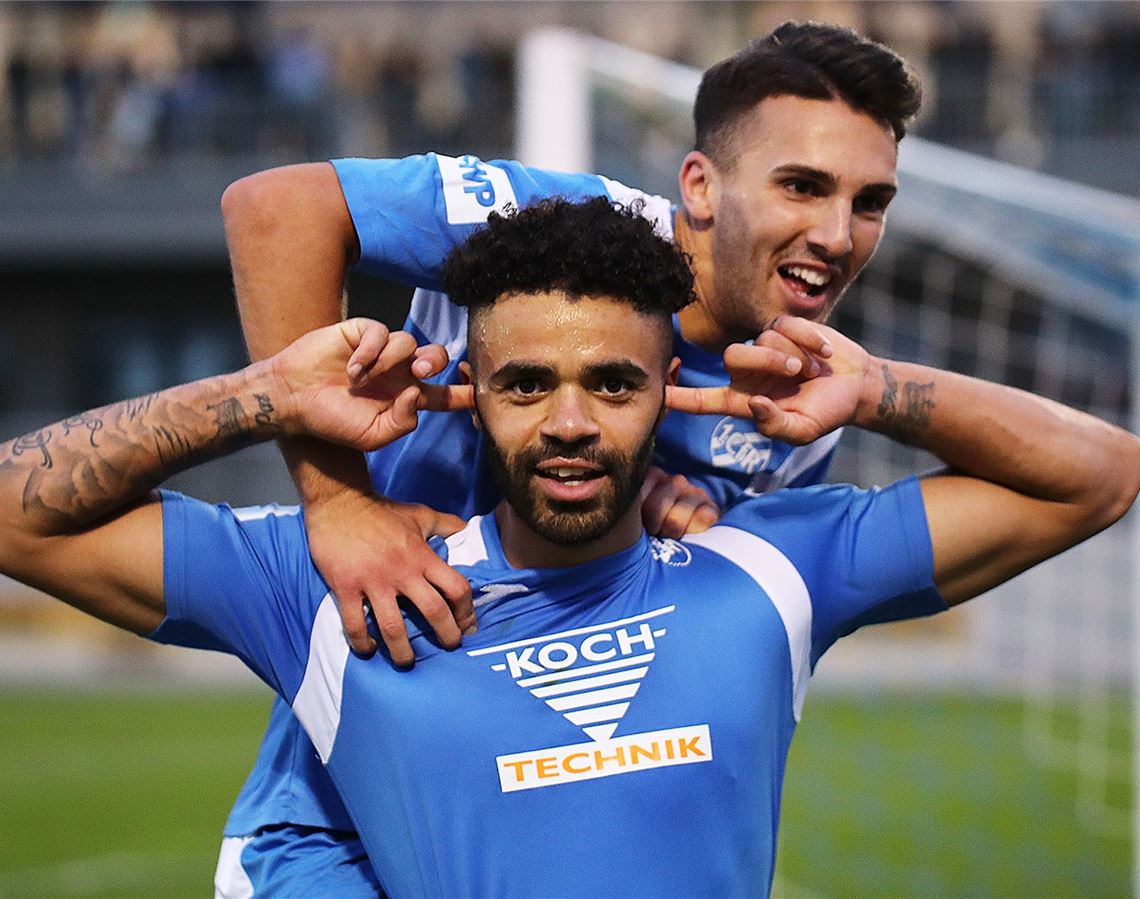 CfR siegt daheim, FCN bringt keine Punkte mit CfR-Torschütze Stanley Ratifo (vorne) jubelt mit Salvatore Catanzano. Foto: Rubner