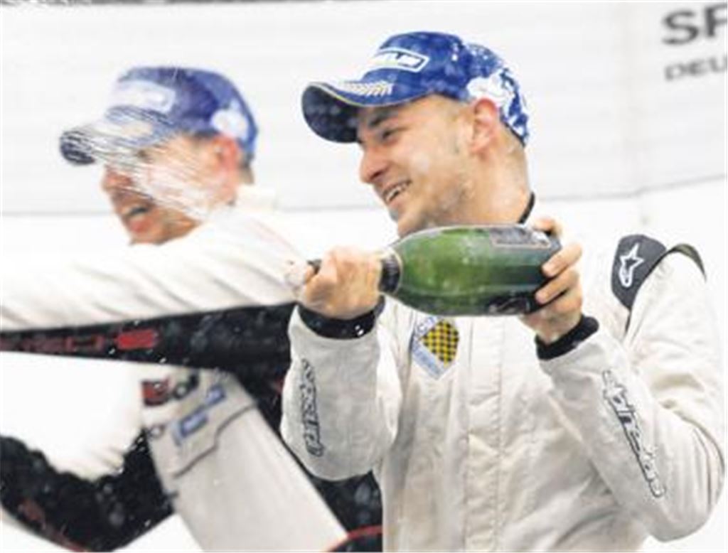 Champagner-Dusche: Lars Kern (re.) begießt mit seinen Kollegen den Gesamtsieg im Porsche Super Sports Cup. Foto: Gruppe C
