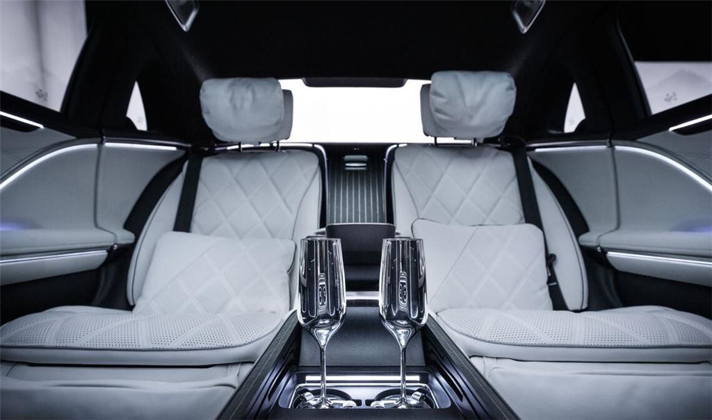 Champagner in versilberten Kelchen – für viele Passagiere das passende Getränk in einem Mercedes-Maybach.