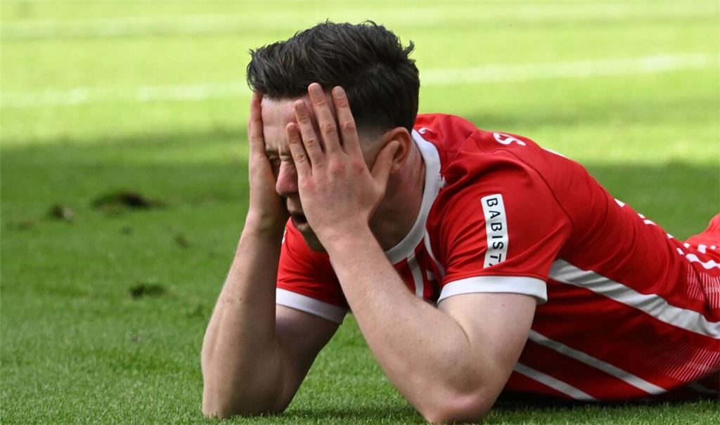 Champions-League-Plätze knapp verpasst: Freiburgs Michael Gregoritsch ärgert sich beim 1:2 bei Eintracht Frankfurt.
