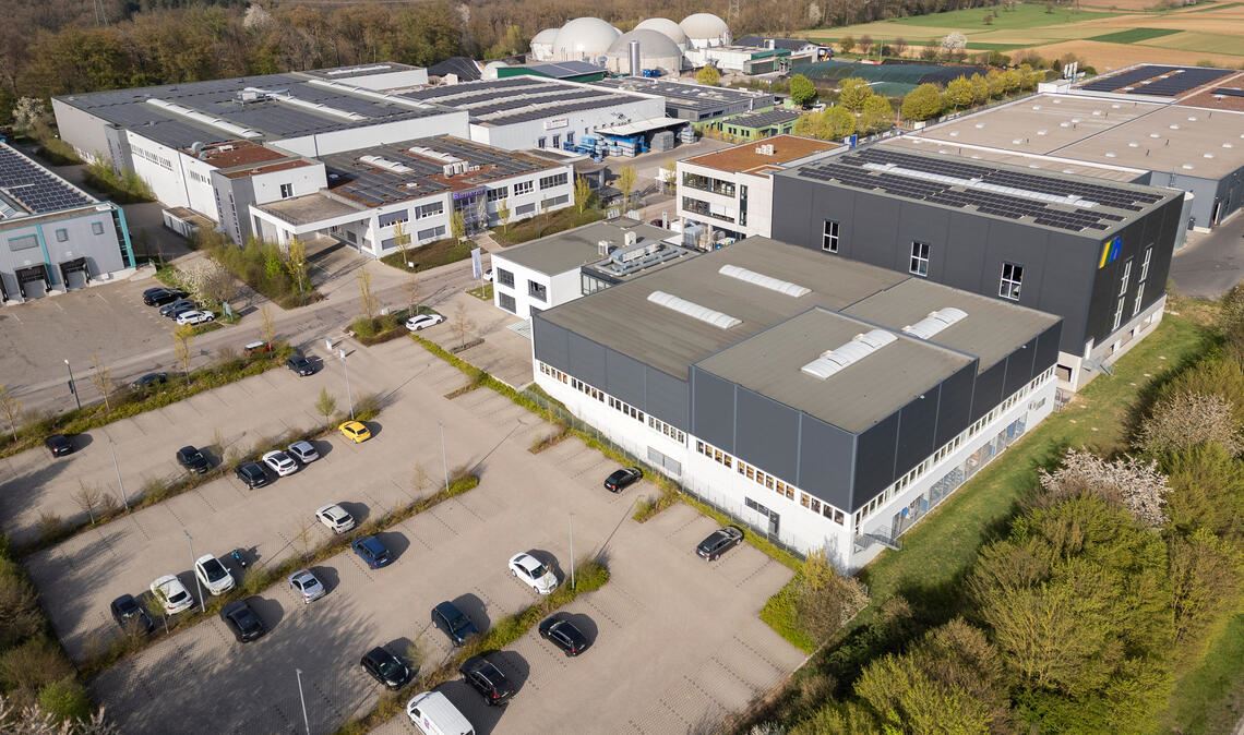 Chance auf Erweiterung: Die Firma Heidinger (im Vordergrund rechts) kann in den „Waldäckern“ mangels anderer verfügbarer Flächen auf die Parkplätze des Nachbarn BEMAG GmbH (gegenüber) ausweichen. Geplant ist eine dreigeschossige Halle mit 45 Tiefgaragenplätzen für Logistik, Büros und den Schaltschrankbau, die 2027 bezogen werden soll. Foto: Fotomoment