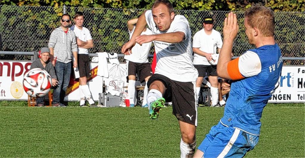 Chance zum Ausgleich für Ölbronn-Dürrn: der satte Vollspannschuss von Kevin Rizza, da bleibt FVK-Kapitän Alexander Genthner lieber weg. Doch stattdessen fällt im direkten Gegenzug das 0:2.