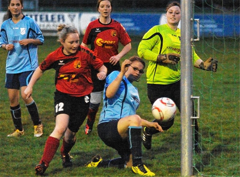 Chancen haben die Sportfreunde einige, wie hier in der zweiten Halbzeit durch Alisa Stengel (2. v. li.), doch sie nutzen letzten Endes nur eine. Foto: Fotomoment